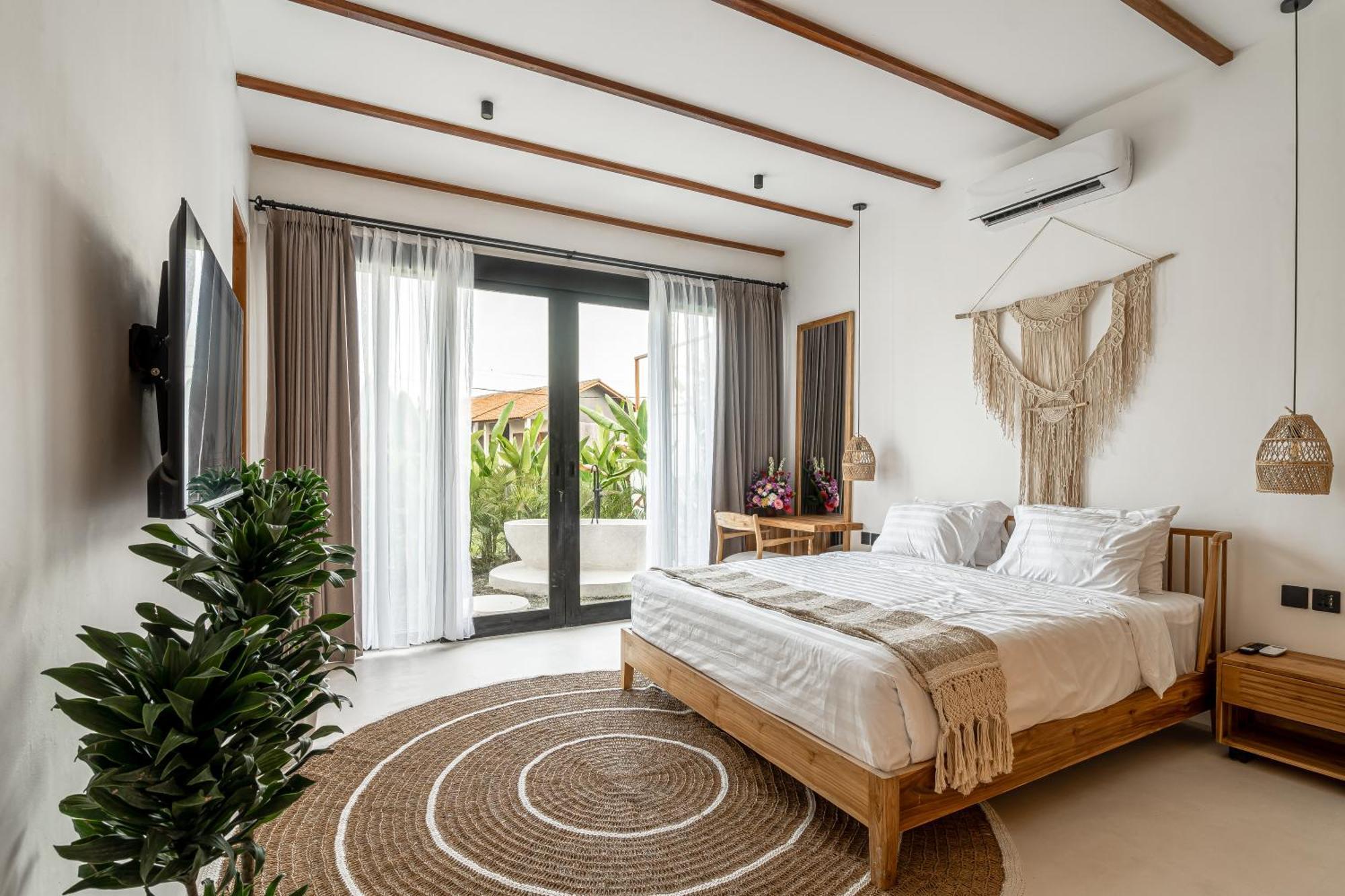 Villa Udara By Evdekimi - Spacious 4br Pool With Lush Garden At Artistic Center Of *