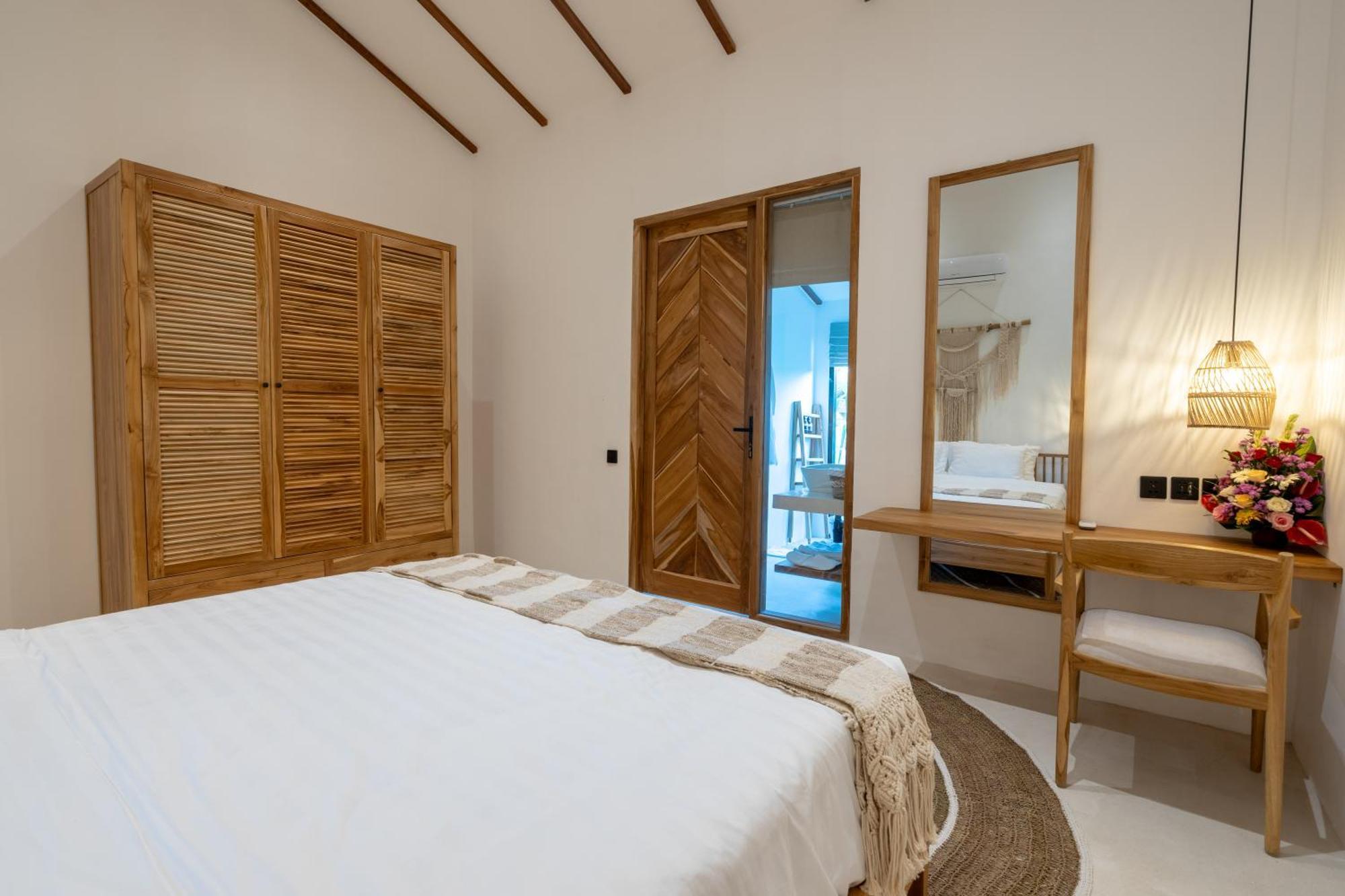 Villa Udara By Evdekimi - Spacious 4br Pool With Lush Garden At Artistic Center Of
