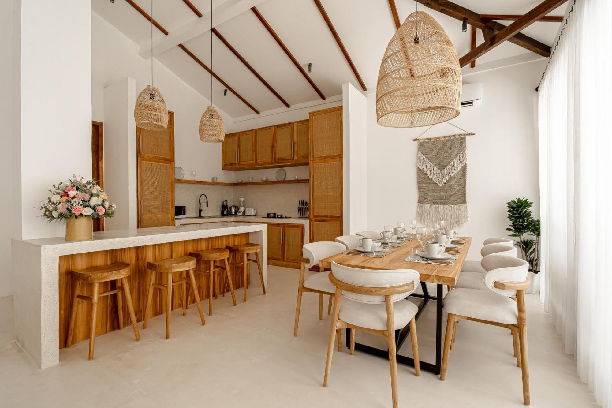 Udara By Evdekimi - Spacious 4br Pool With Lush Garden At Artistic Center Of Villa