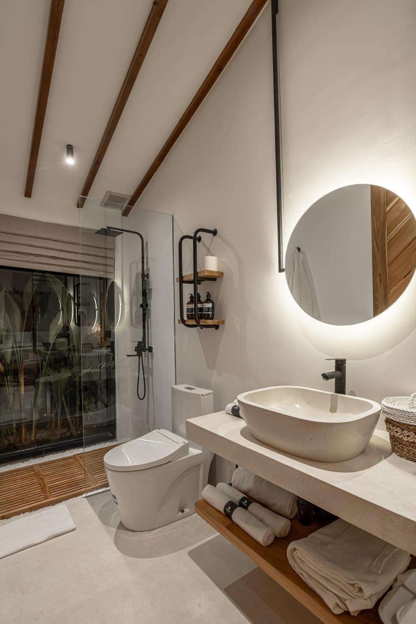 Udara By Evdekimi - Spacious 4br Pool With Lush Garden At Artistic Center Of